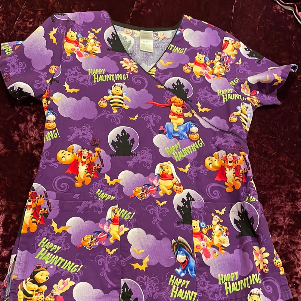 Disney Winnie the Pooh Scrub Top✨